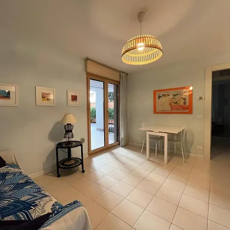 Lovely Private Garden For Four In *