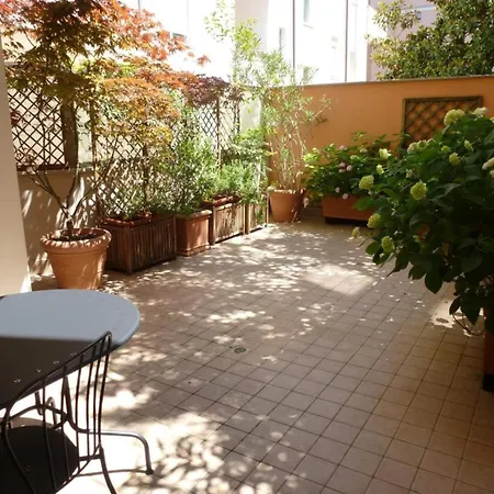 Lovely Private Garden For Four In