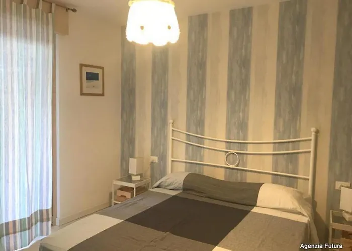 Lovely Private Garden For Four In *