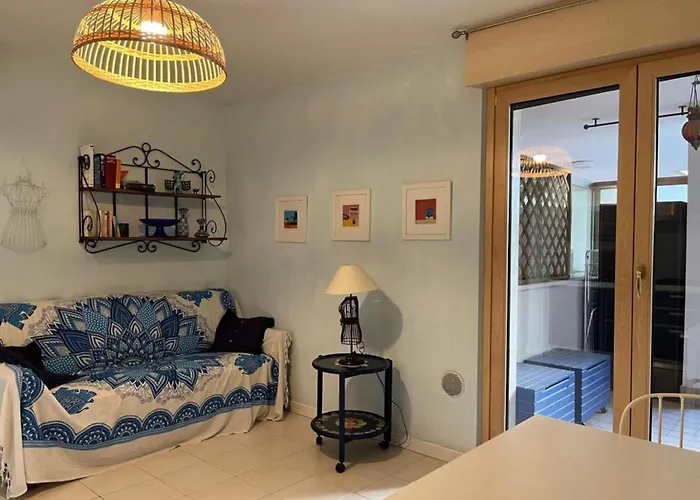 Lovely Private Garden For Four In Apartment *