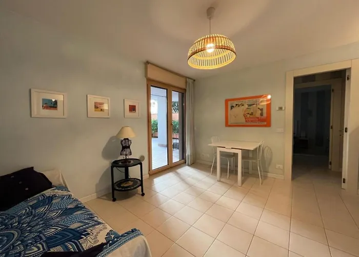 Lovely Private Garden For Four In *